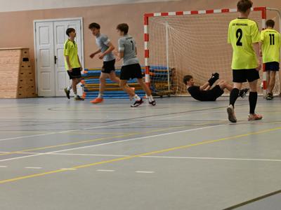 na zdjęciu zawodnicy podczas gry na hali sportowej z ZSO|