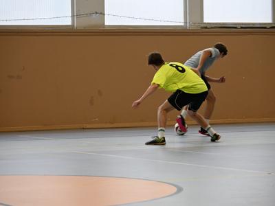 na zdjęciu zawodnicy podczas gry na hali sportowej z ZSO|