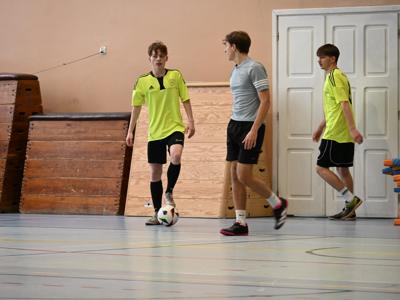 na zdjęciu zawodnicy podczas gry na hali sportowej z ZSO|