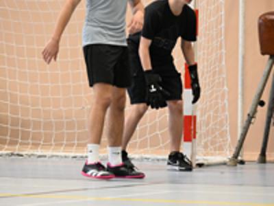 na zdjęciu zawodnicy podczas gry na hali sportowej z ZSO|