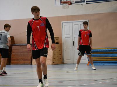 na zdjęciu zawodnicy podczas gry na hali sportowej z ZSO|