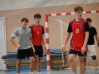 na zdjęciu zawodnicy podczas gry na hali sportowej z ZSO|