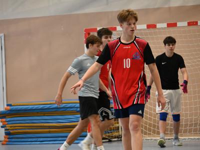 na zdjęciu zawodnicy podczas gry na hali sportowej z ZSO|