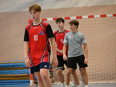 na zdjęciu zawodnicy podczas gry na hali sportowej z ZSO|