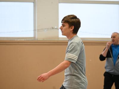 na zdjęciu zawodnicy podczas gry na hali sportowej z ZSO|