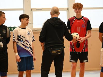 na zdjęciu zawodnicy podczas gry na hali sportowej z ZSO|