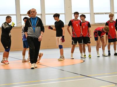 na zdjęciu zawodnicy podczas gry na hali sportowej z ZSO|