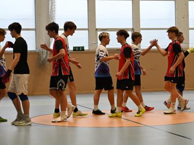 na zdjęciu zawodnicy podczas gry na hali sportowej z ZSO|