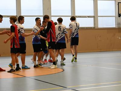 na zdjęciu zawodnicy podczas gry na hali sportowej z ZSO|