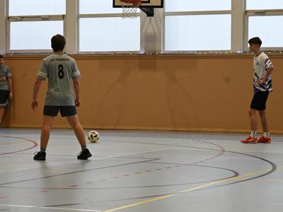 na zdjęciu zawodnicy podczas gry na hali sportowej z ZSO|