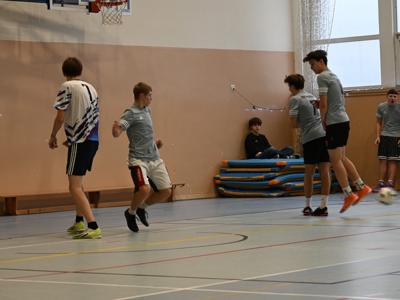 na zdjęciu zawodnicy podczas gry na hali sportowej z ZSO|