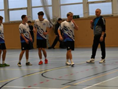 na zdjęciu zawodnicy podczas gry na hali sportowej z ZSO|