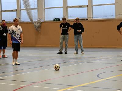 na zdjęciu zawodnicy podczas gry na hali sportowej z ZSO|