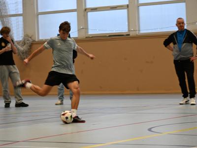 na zdjęciu zawodnicy podczas gry na hali sportowej z ZSO|