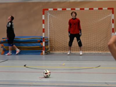 na zdjęciu zawodnicy podczas gry na hali sportowej z ZSO|