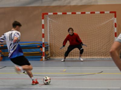 na zdjęciu zawodnicy podczas gry na hali sportowej z ZSO|