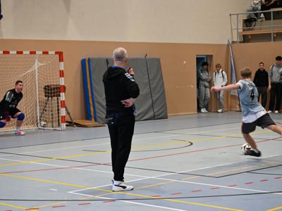 na zdjęciu zawodnicy podczas gry na hali sportowej z ZSO|