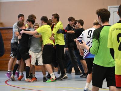 na zdjęciu zawodnicy cieszący się z wygranej