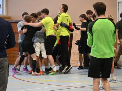 na zdjęciu zawodnicy cieszący się z wygranej