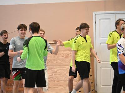 na zdjęciu zawodnicy cieszący się z wygranej