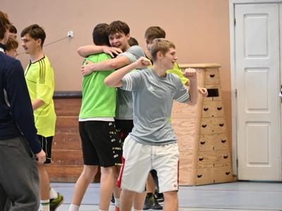 na zdjęciu zawodnicy cieszący się z wygranej