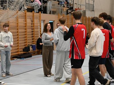 na zdjęciu zawodnicy na wręczeniu nagród