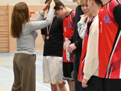 na zdjęciu zawodnicy na wręczeniu nagród