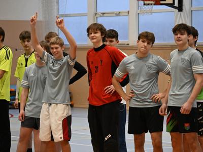 na zdjęciu zawodnicy na wręczeniu nagród