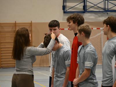 na zdjęciu zawodnicy na wręczeniu nagród