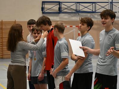 na zdjęciu zawodnicy na wręczeniu nagród