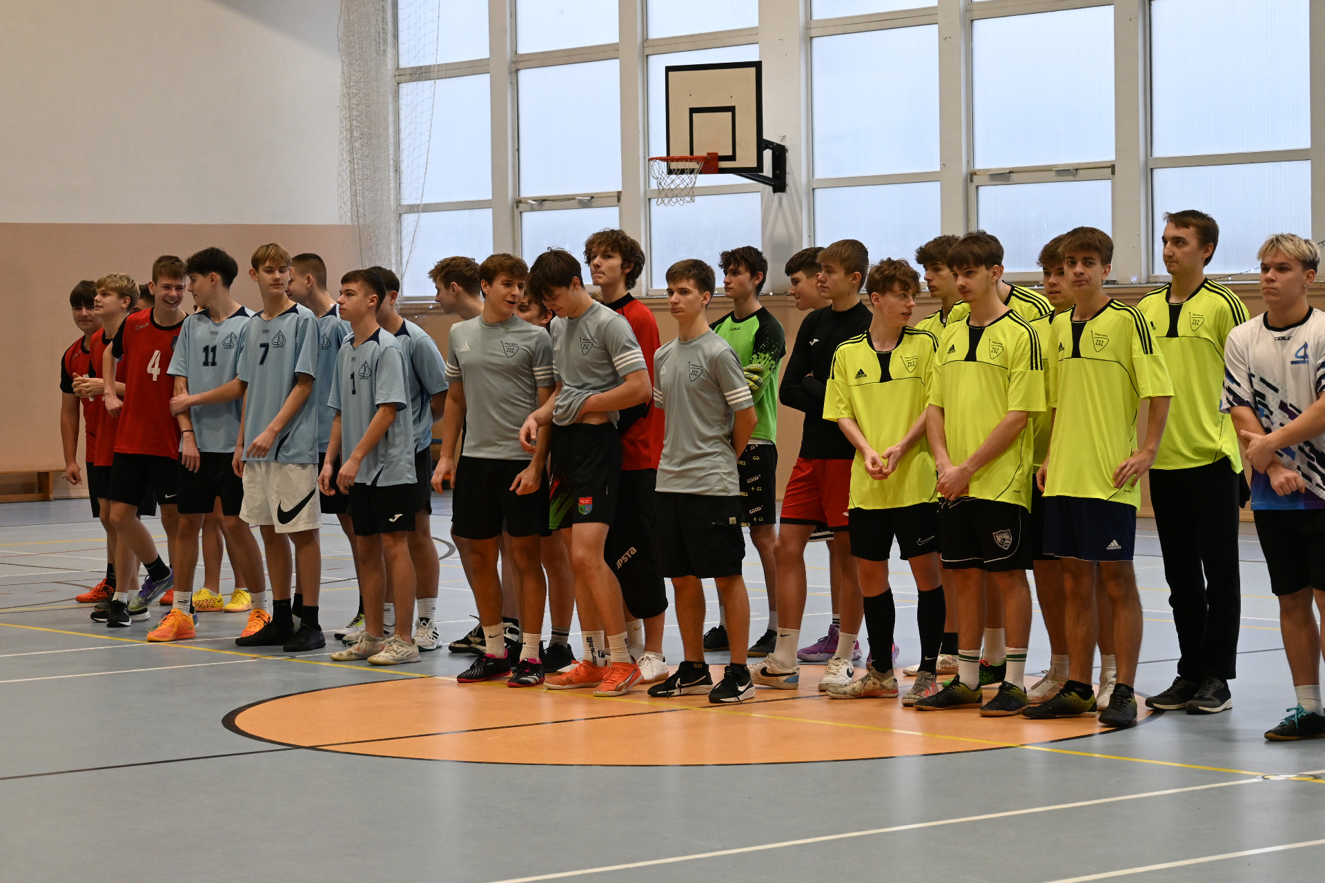 na zdjęciu zawodnicy podczas rozpoczęcia na hali sportowej z ZSO|