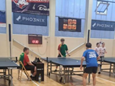 Finał Wojewódzki Igrzysk Dzieci – Drużynowy Tenis Stołowy - na zdjęciu zawodnicy podczas rozgrywek