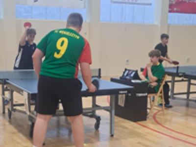 Finał Wojewódzki Igrzysk Dzieci – Drużynowy Tenis Stołowy - na zdjęciu zawodnicy podczas rozgrywek