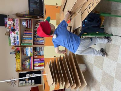 dzieci podczas procesu powstawania choinki