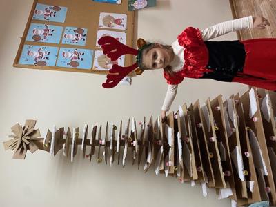 dzieci podczas procesu powstawania choink