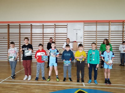 Uczestnicy zawodów tenisa stołowego w SP Radzieje.