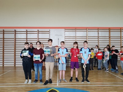 Uczestnicy zawodów tenisa stołowego w SP Radzieje.