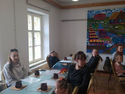 Uczestnicy spotkania przed malowaniem pisanek.