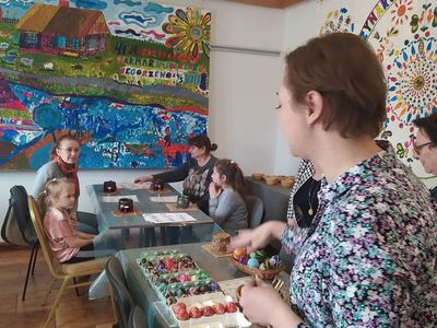 Pani Małgosia tłumaczy jak wykonać pisankę.