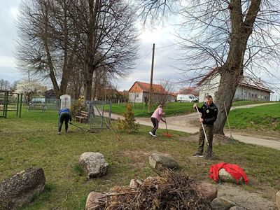 Mieszkańcy wsi Harsz w akcji.