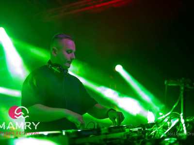 Dj w trakcie koncertu.