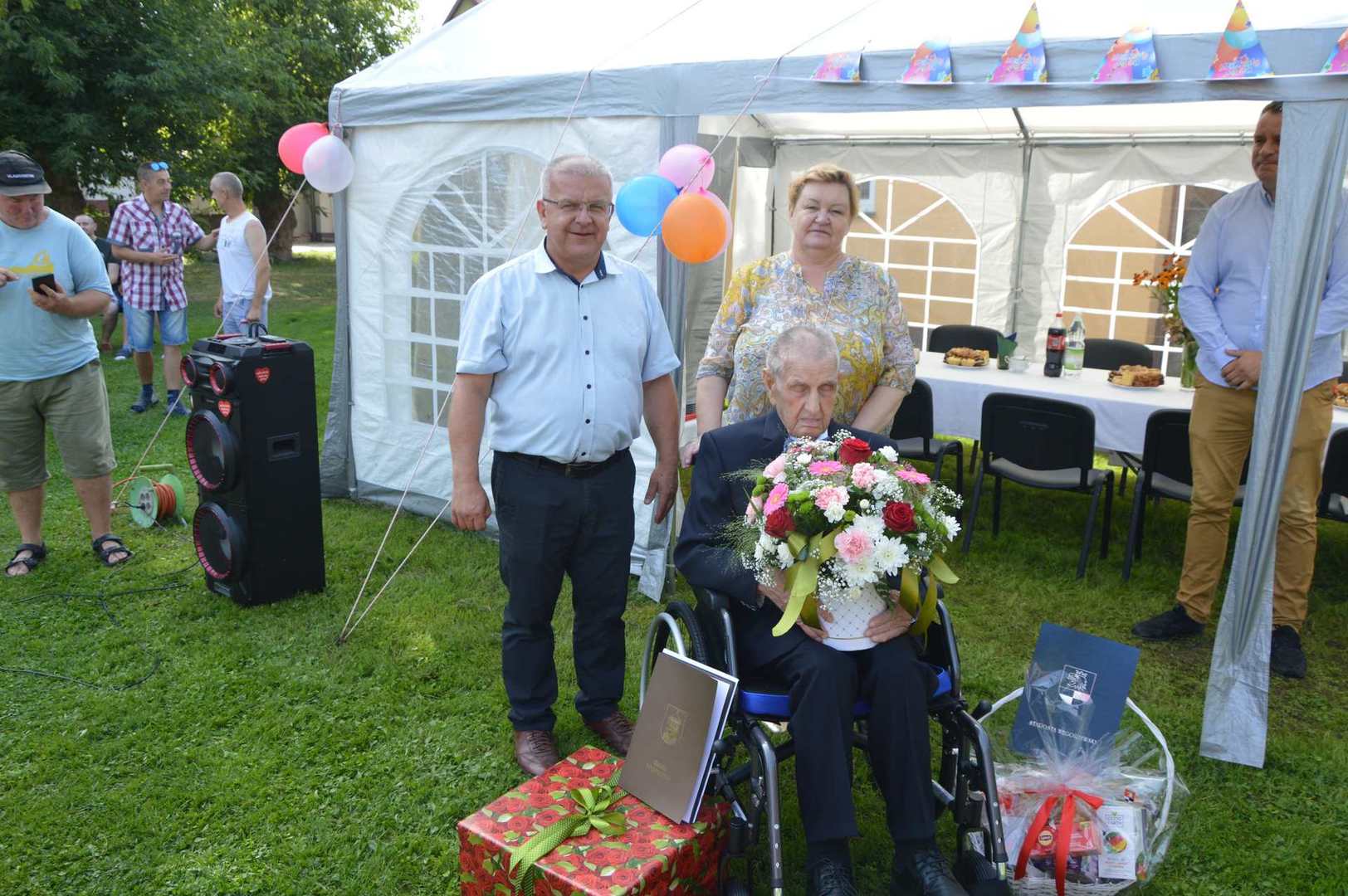 Na zdjęciu Burmistrz Węgorzewa oraz Starosta Węgorzewski z Jubilatem.