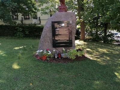 wizyta delegacji w miejscu kultu patriotycznego