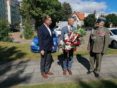 wizyta delegacji w miejscu kultu patriotycznego