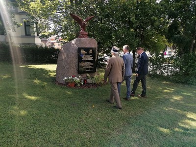 wizyta delegacji w miejscu kultu patriotycznego