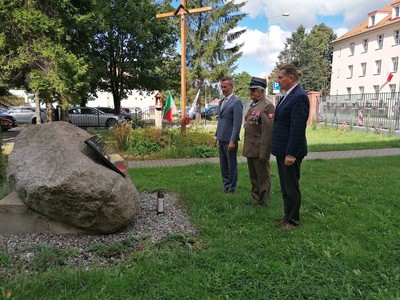wizyta delegacji w miejscu kultu patriotycznego