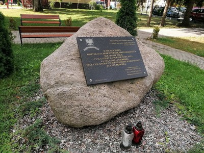 wizyta delegacji w miejscu kultu patriotycznego