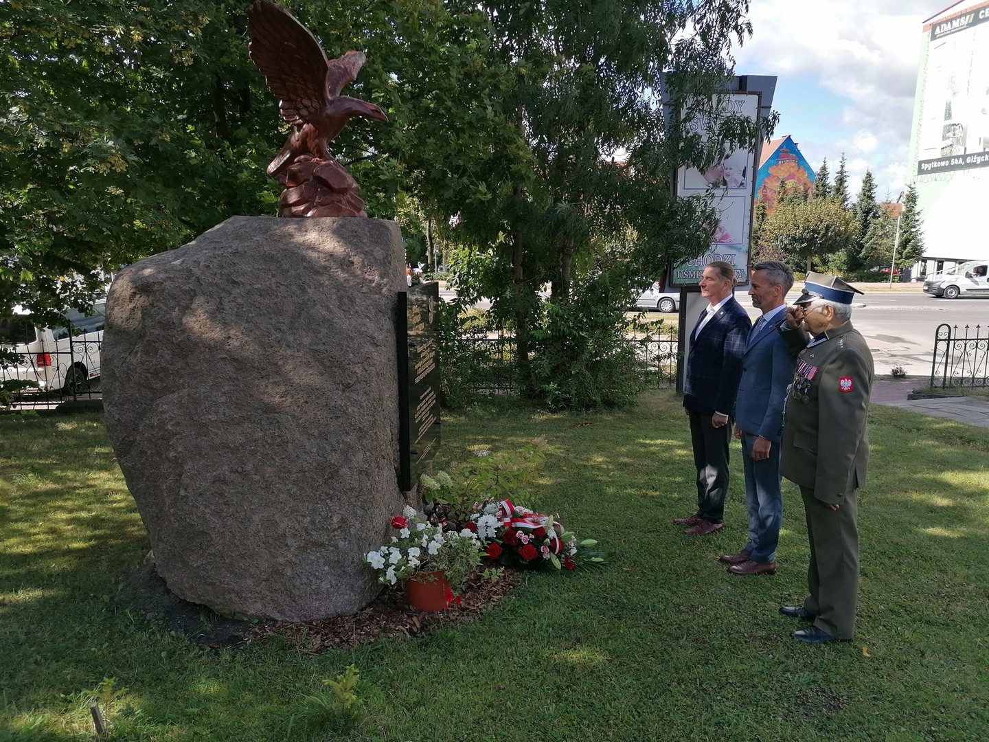 wizyta delegacji w miejscu kultu patriotycznego