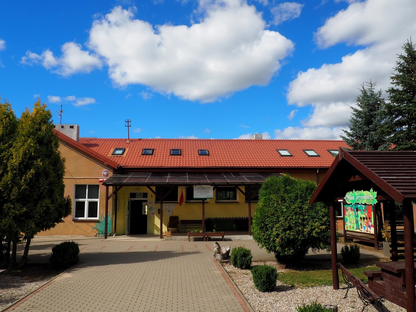 Na grafice przedstawiony jest budynek Szkoły Podstawowej w Perłach
