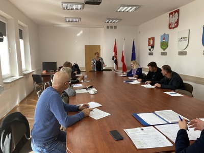 Uczestnicy spotkania ustalający terminy wydarzeń sportowych.
